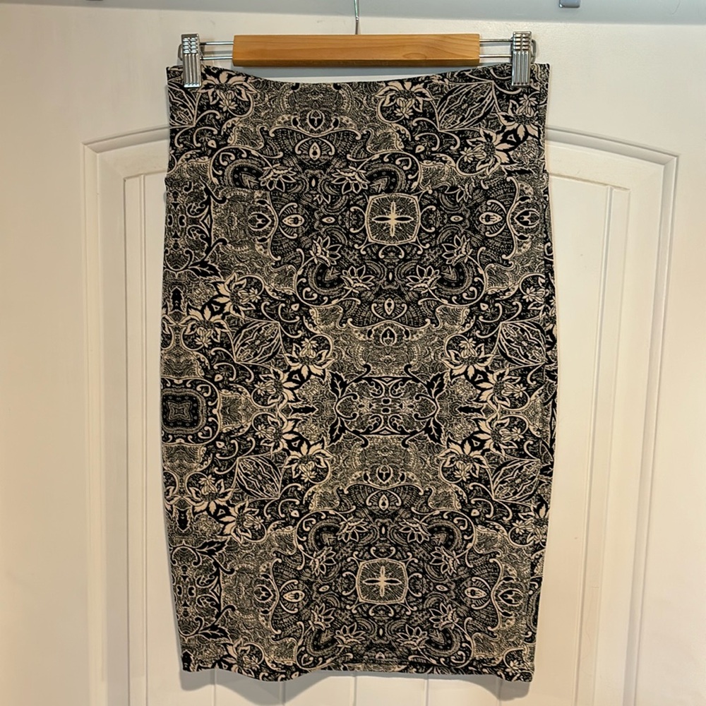 EUC LuLaRoe paisley print Cassie pencil skirt
